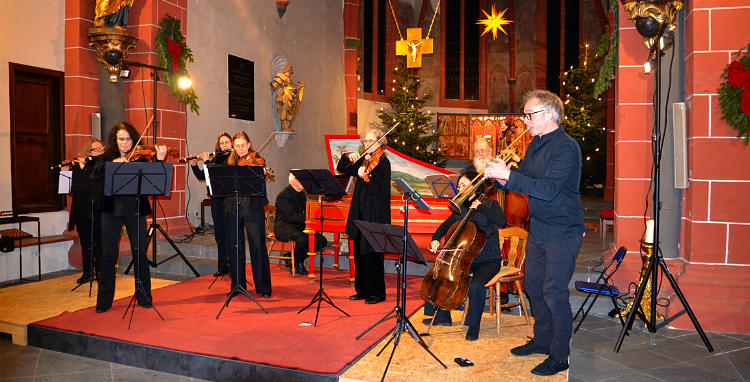 Großen Applaus gab es für das Ensemble „Musici di Sayn“ und das wunderbare Silvesterkonzert. (Foto: Eberhard Thomas Müller)