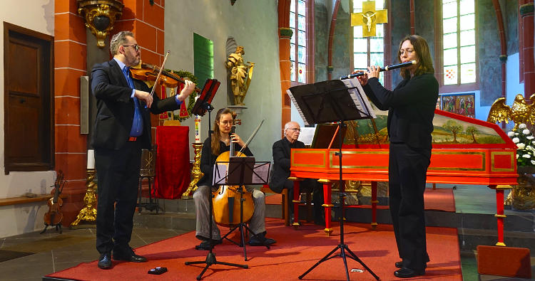 Die Instrumentalisten zauberten einen dichten Klang in die Abteikirche Sayn. (Foto: Eberhard Thomas Müller)